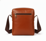 ⁦شنطة كروس رجالي جلد طبيعي بقري كامل غير معالج بقفل مغناطيسي وبكلة – صناعة يدوية مصرية لون هافان⁩ - الصورة ⁦3⁩