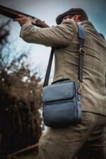 ⁦شنطة جيب وسوتة امامية ٢٠٢٦  من جلد طبيعي صناعة يدوية مصرية 100٪ – تصميم عملي وفخامة تدوم لون كحلي⁩ - الصورة ⁦4⁩